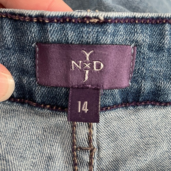 NYDJ Distressed Ankle Denim Jeans Women’s 14 Medium Wash Lift Tuck LIKE NEW! - Picture 4 of 7